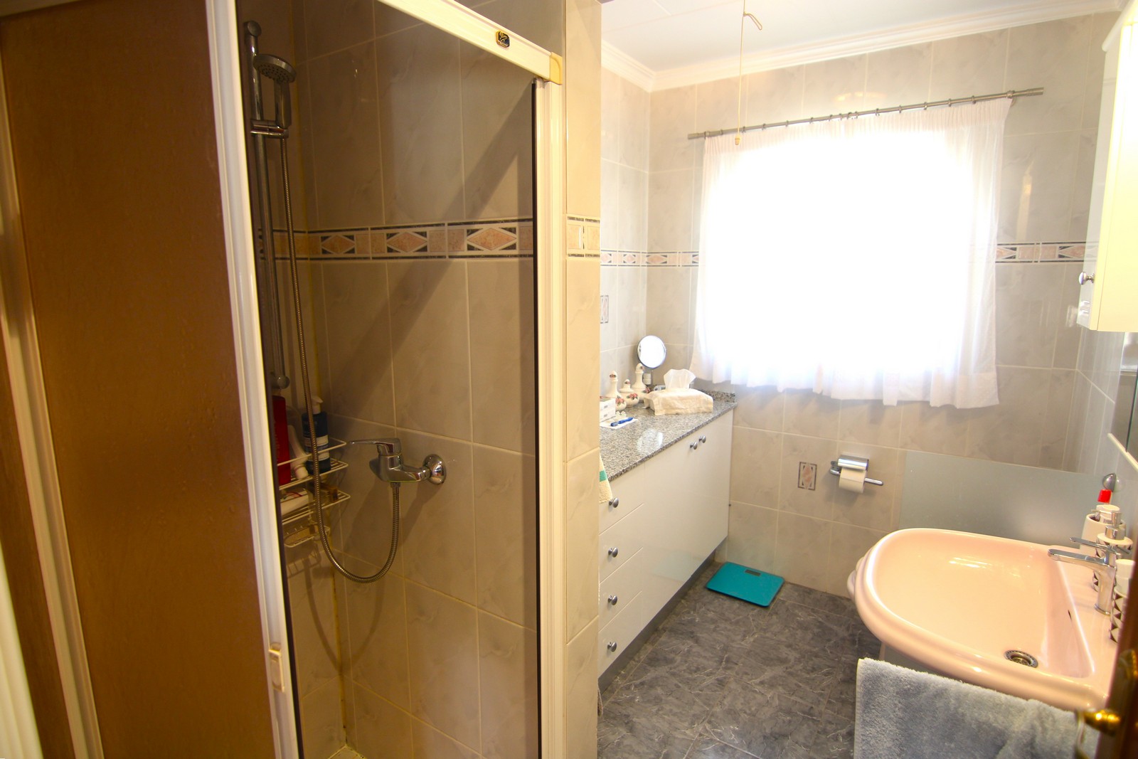 Villa à vendre dans un quartier calme de Portet avec piscine.