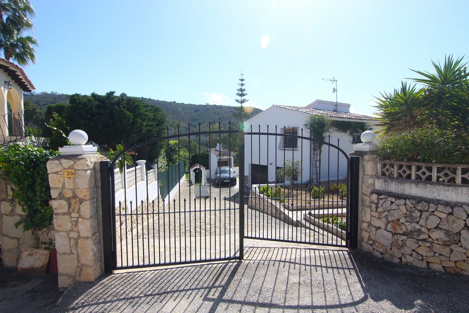 Villa à vendre dans un quartier calme de Portet avec piscine.