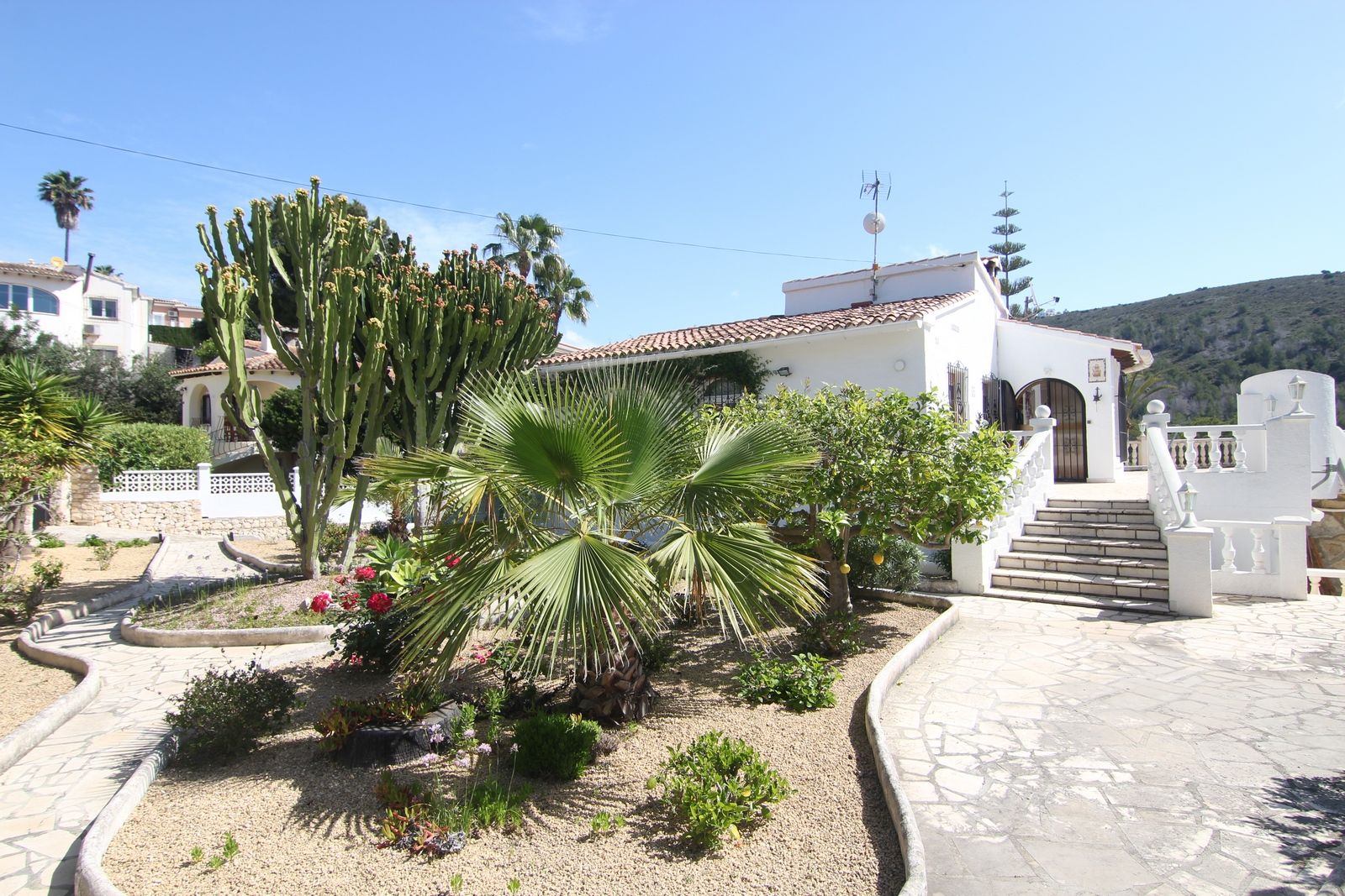 Villa à vendre dans un quartier calme de Portet avec piscine.