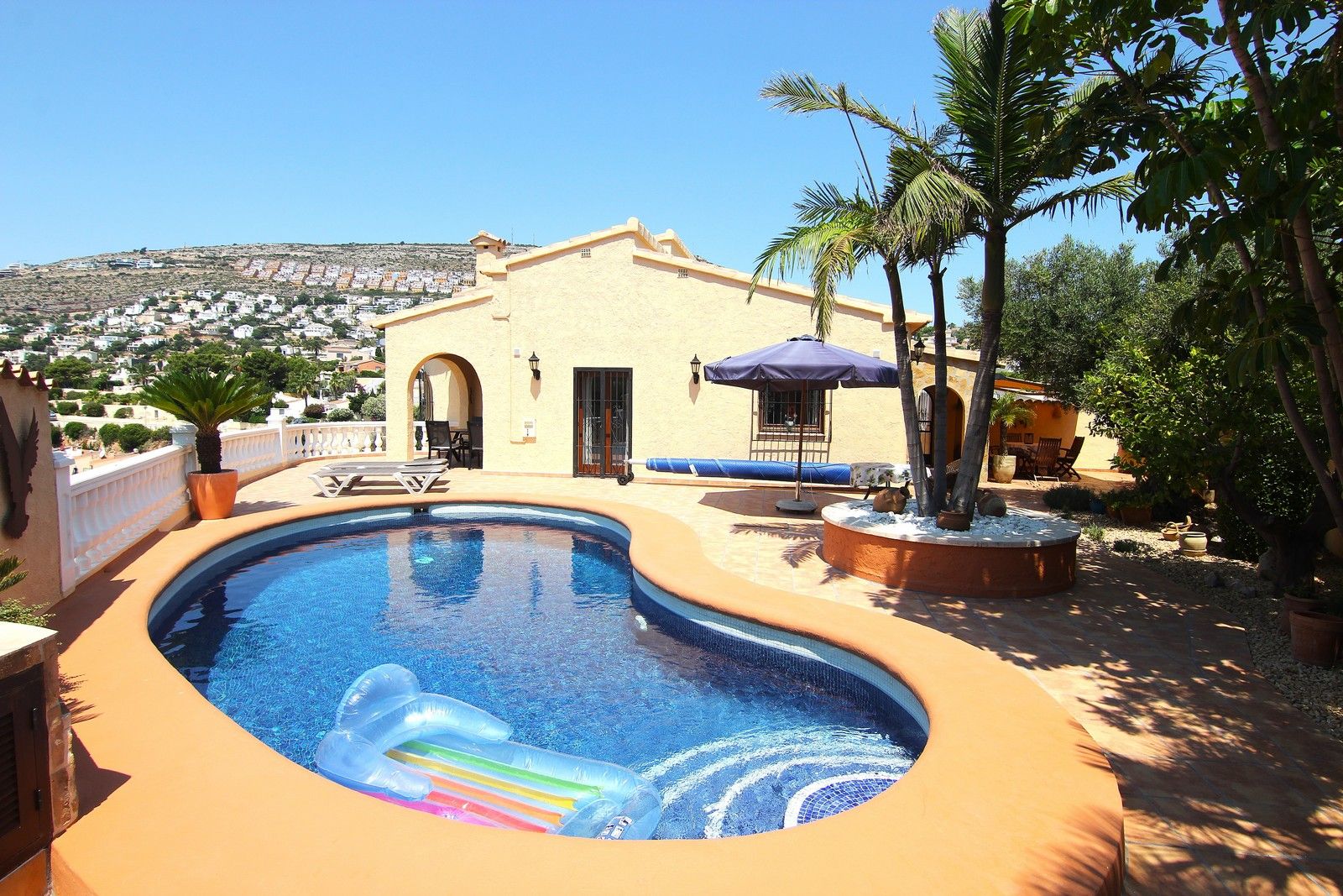 Villa avec piscine et vues spectaculaires sur la mer à Cumbre del Sol.