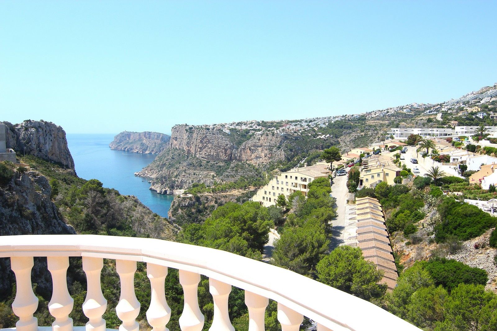 Villa avec piscine et vues spectaculaires sur la mer à Cumbre del Sol.