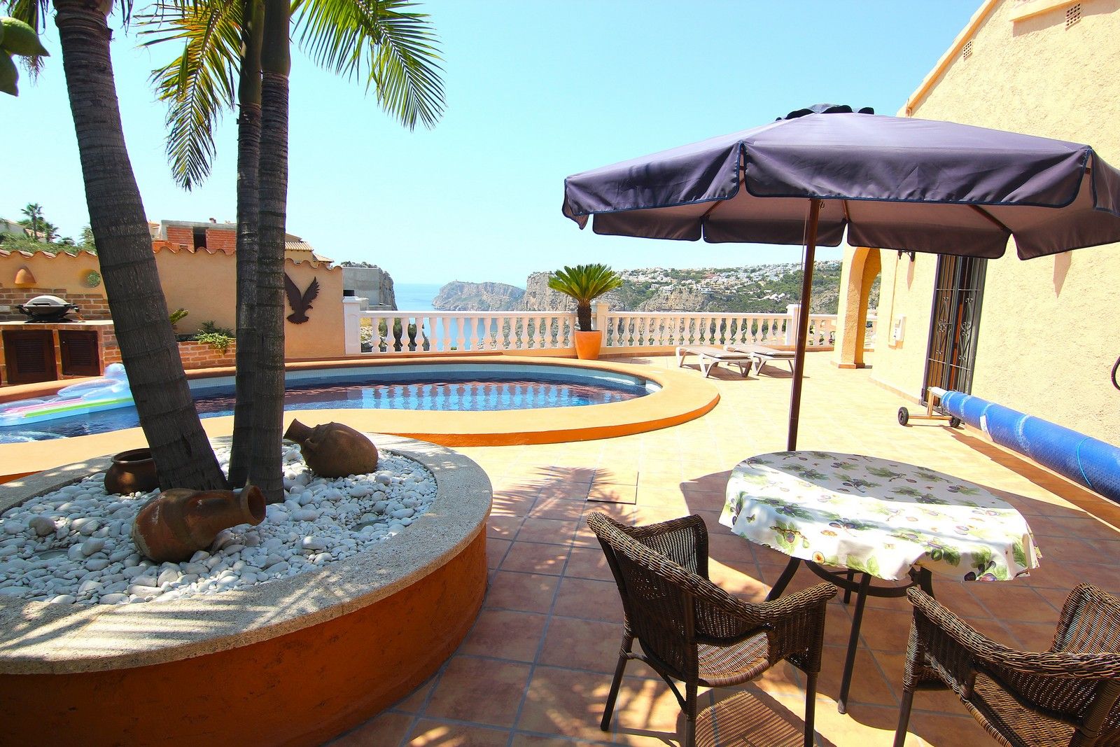Villa avec piscine et vues spectaculaires sur la mer à Cumbre del Sol.