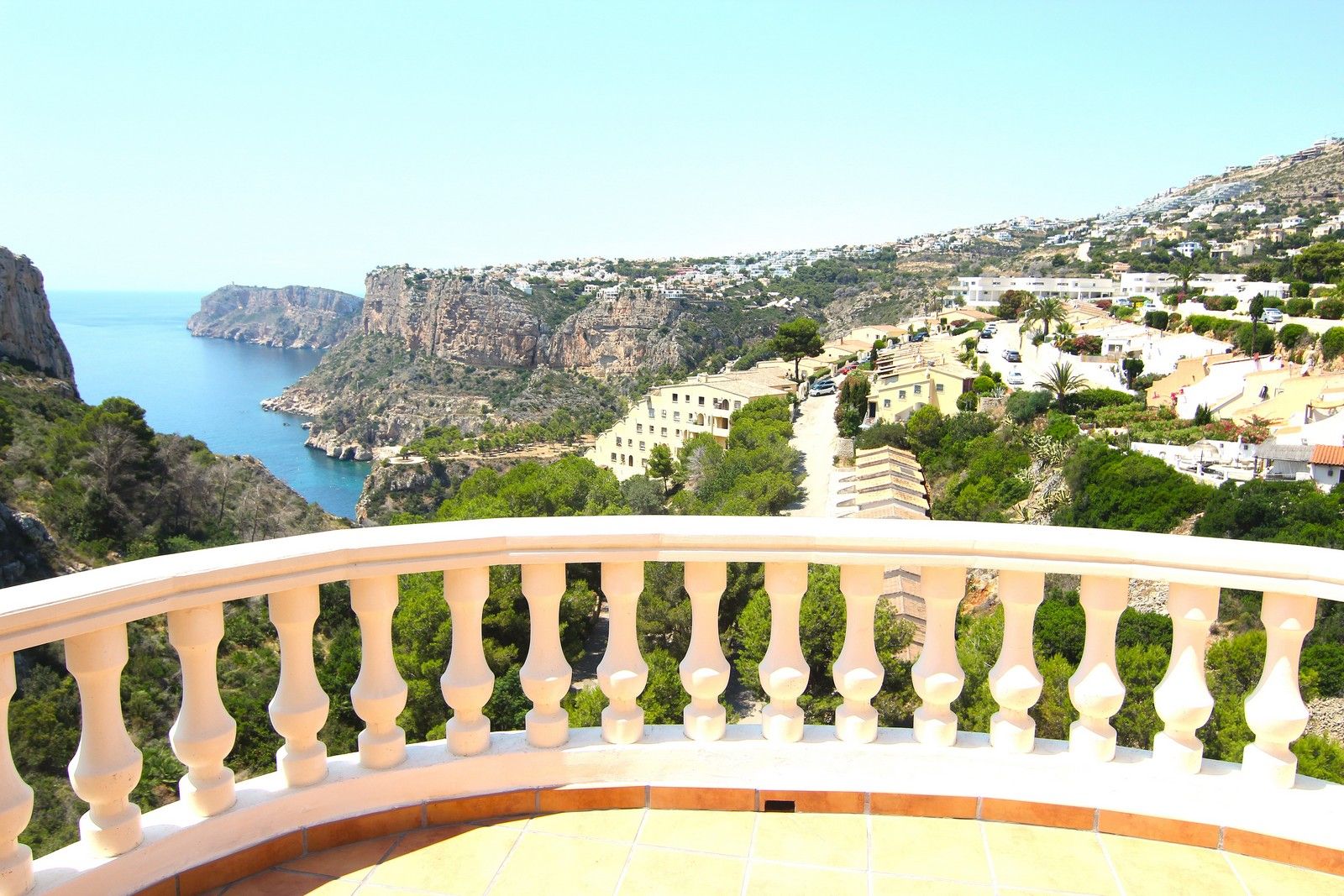 Villa avec piscine et vues spectaculaires sur la mer à Cumbre del Sol.