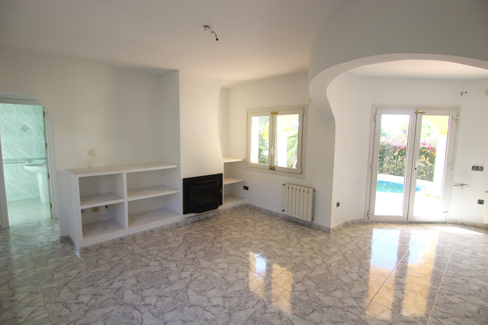 Villa à vendre très calme avec piscine et vues panoramiques.