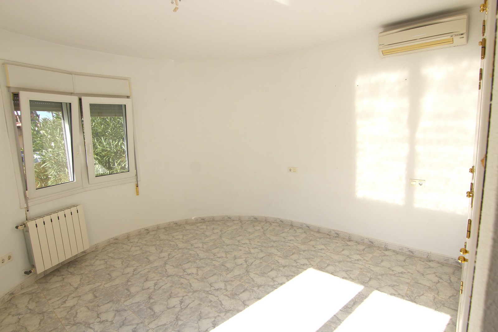 Villa à vendre très calme avec piscine et vues panoramiques.