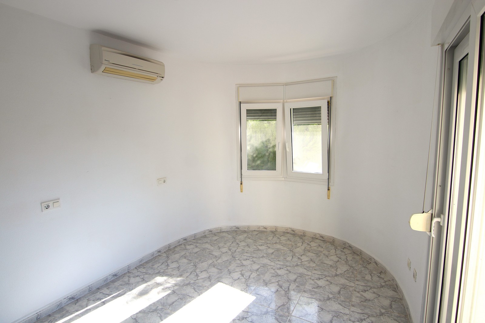 Villa à vendre très calme avec piscine et vues panoramiques.