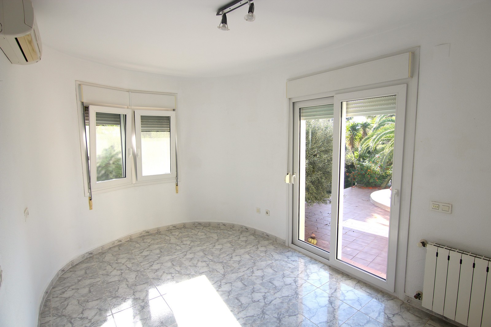 Villa à vendre très calme avec piscine et vues panoramiques.