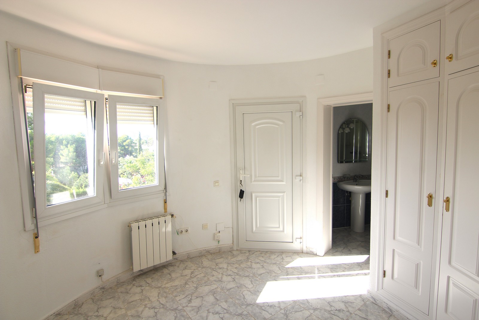 Villa à vendre très calme avec piscine et vues panoramiques.