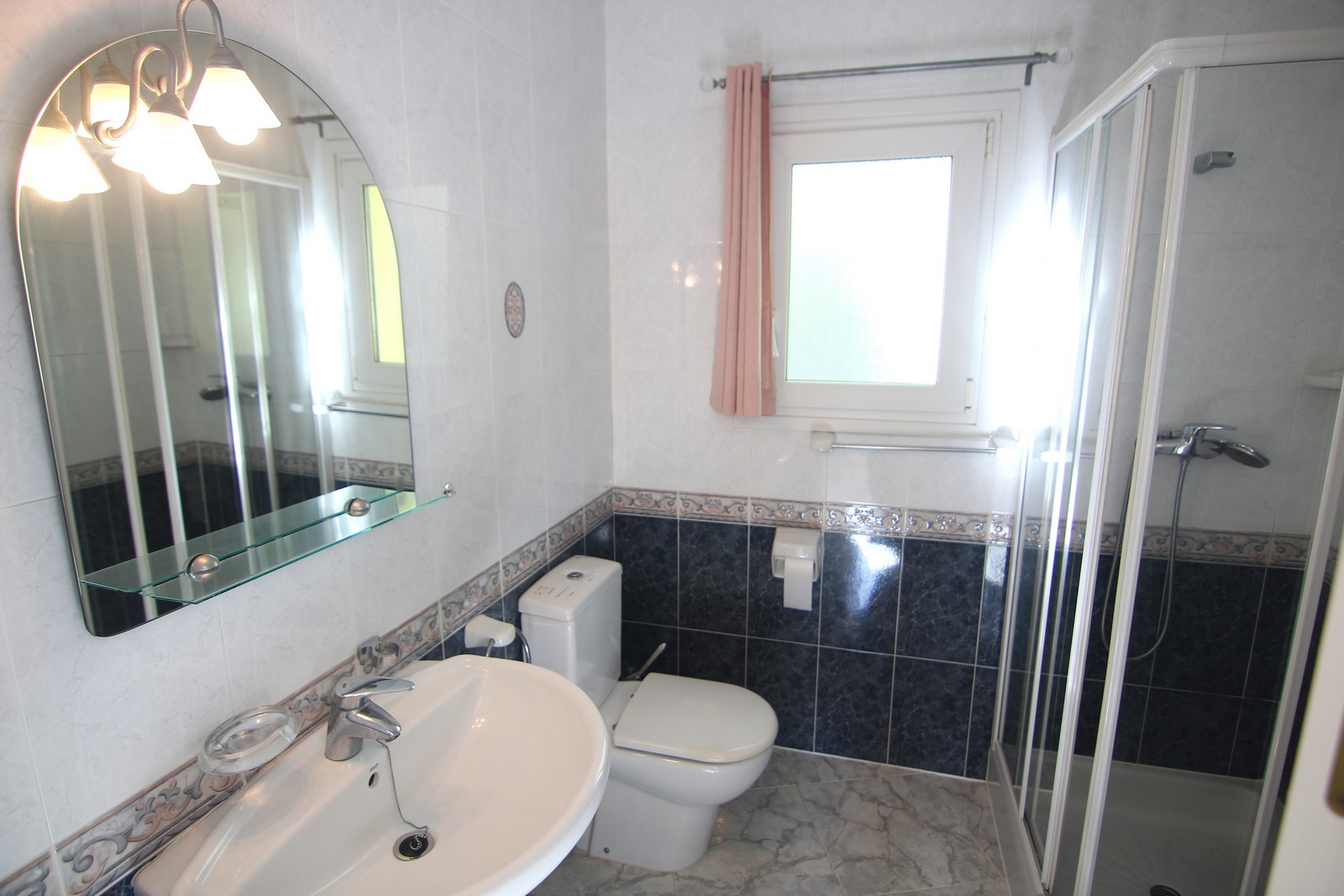Villa à vendre très calme avec piscine et vues panoramiques.
