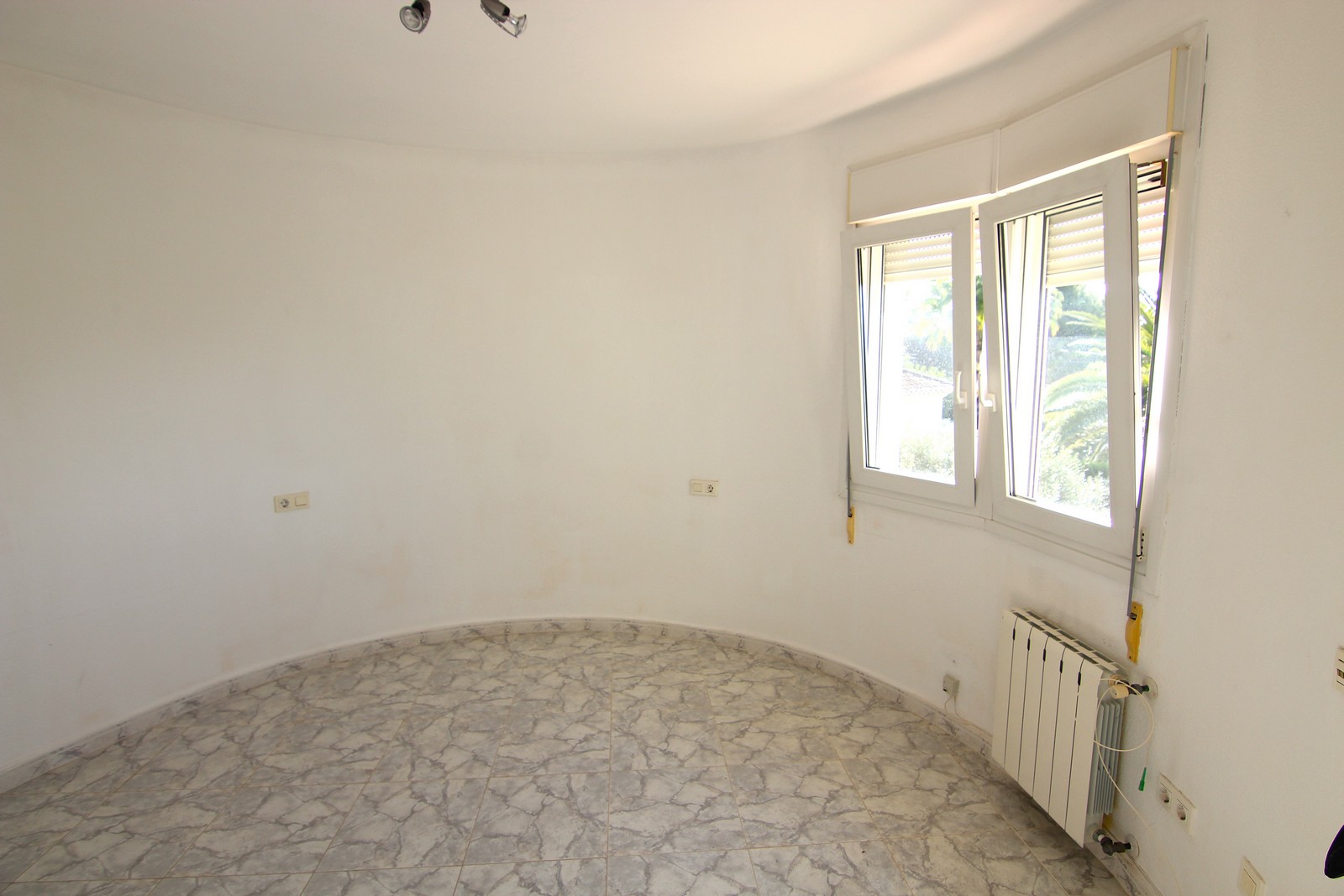 Villa à vendre très calme avec piscine et vues panoramiques.