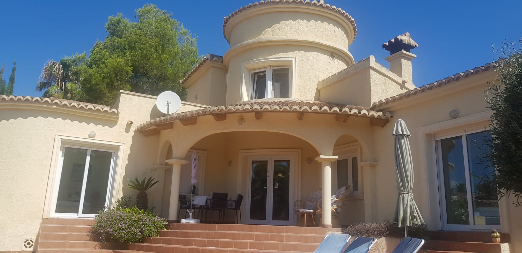 Villa à vendre très calme avec piscine et vues panoramiques.