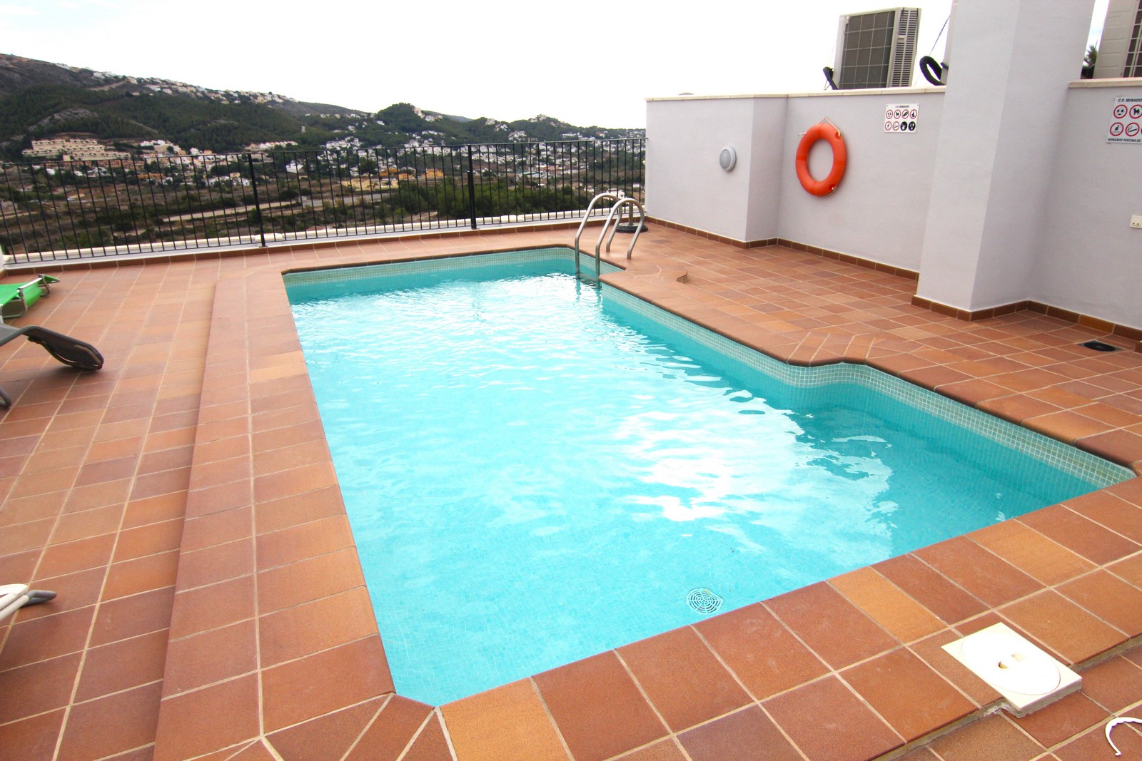 Appartement à vendre avec vue panoramique et piscine.