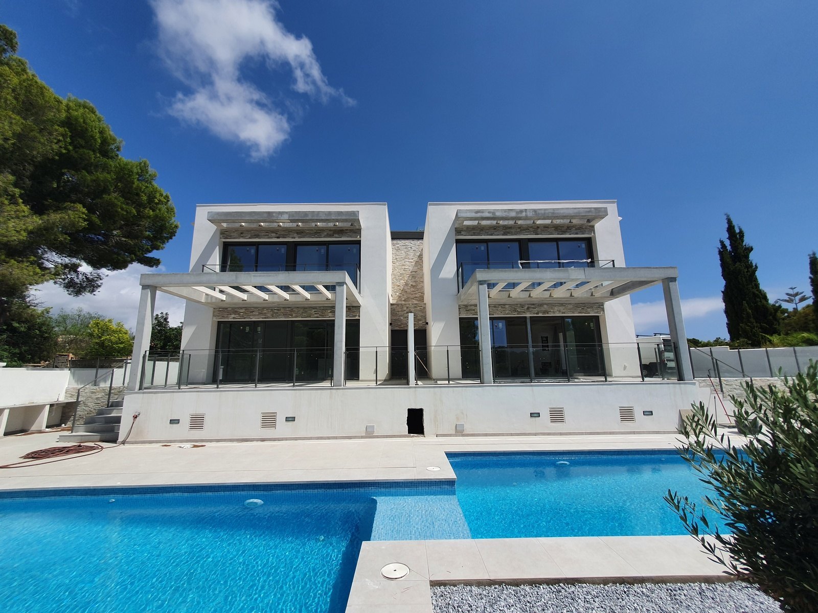 Villa/Couplement nouvellement construit avec piscine à Moraira.