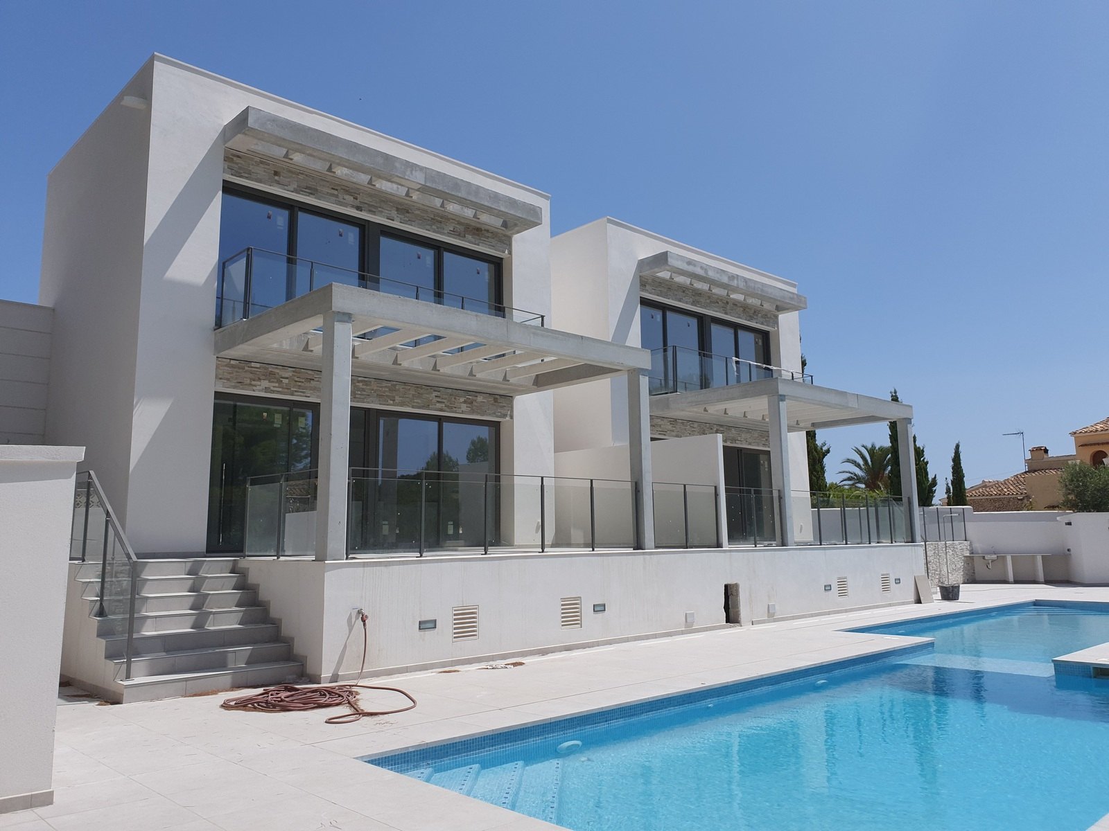 Villa/Couplement nouvellement construit avec piscine à Moraira.