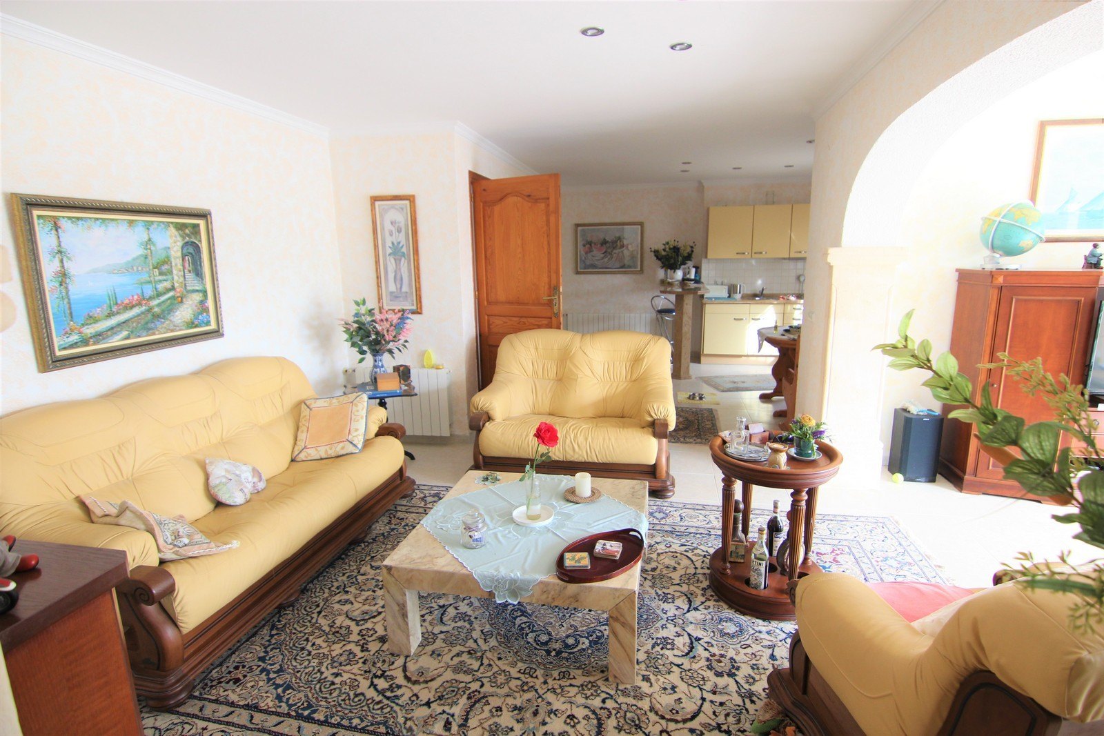 Villa à vendre avec deux appartements et piscine à Moraira.