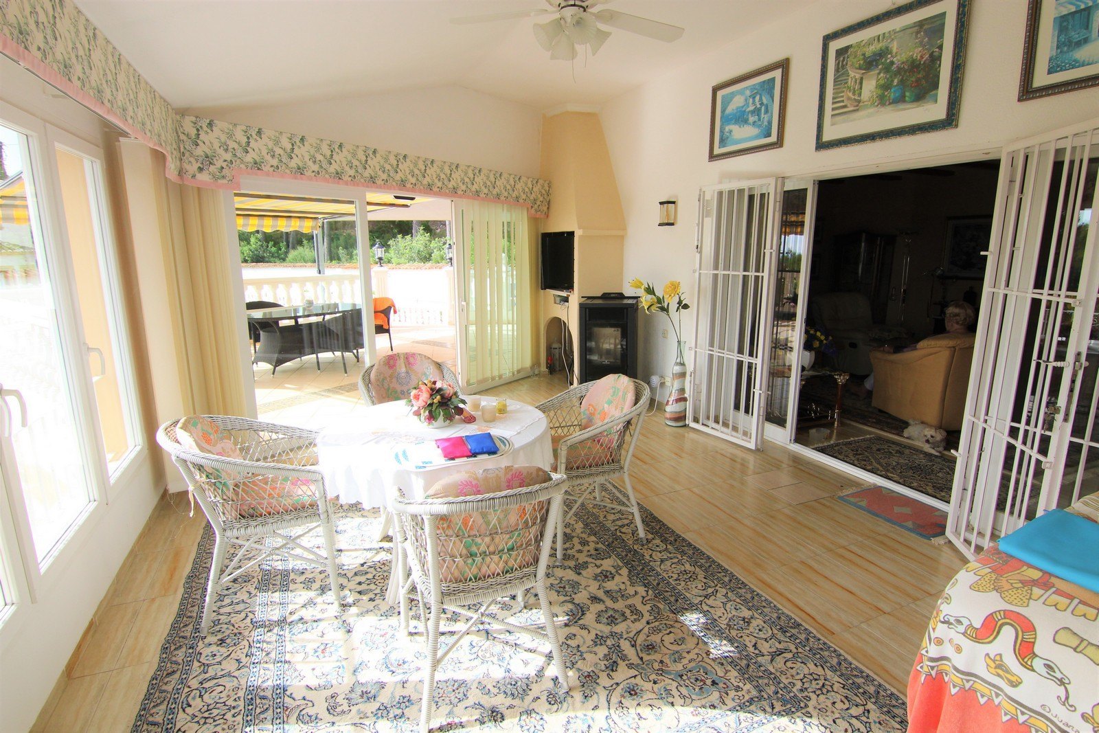 Villa à vendre avec deux appartements et piscine à Moraira.