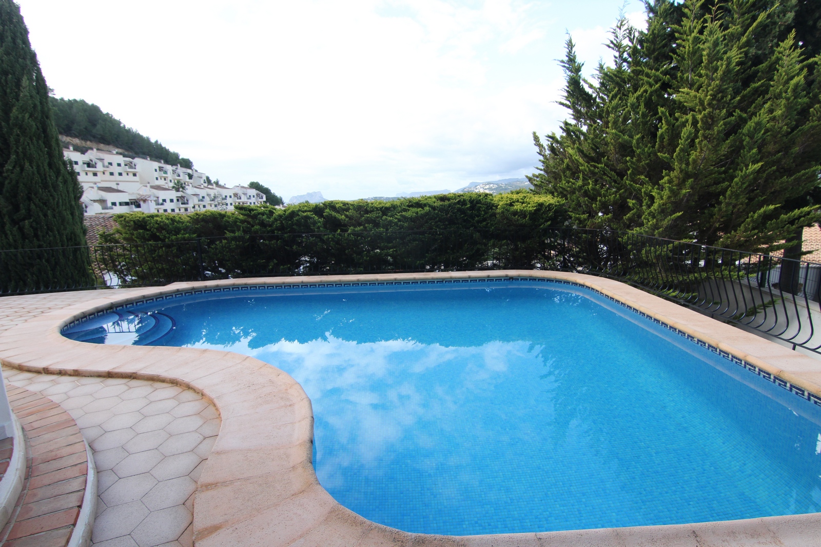 Villa avec piscine et appartement à vendre à Benitatxell.