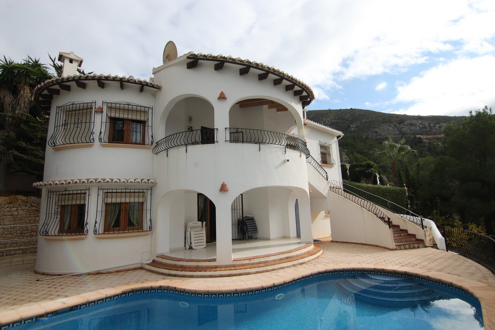 Villa avec piscine et appartement à vendre à Benitatxell.