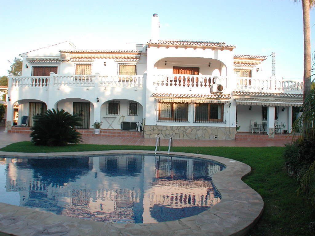 Grande villa à vendre à côté du parcours de golf de San Jaime avec vue sur la mer.