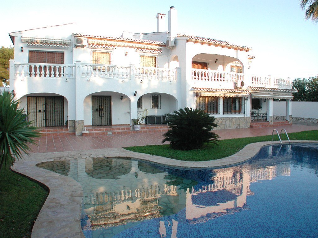 Grande villa à vendre à côté du parcours de golf de San Jaime avec vue sur la mer.